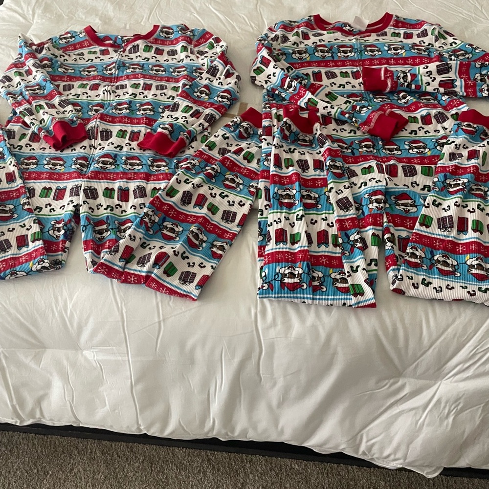 Buc-ee’s Christmas pajamas size L           set of two